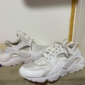 Nike huaraches Women's White Sneakers